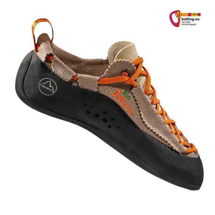 Braun schwarzer La Sportiva Kletterschuh aus Recyclingmaterialien von der Seite.