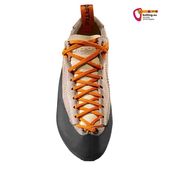 Schwarz brauner La Sportiva Mythos Eco Kletterschuh gerade von vorne.