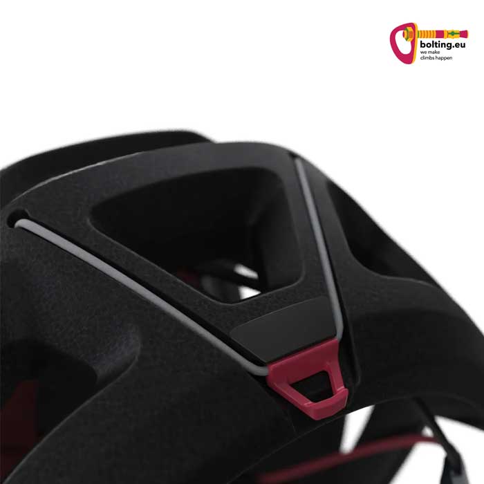 Detail eines Blue Ice Kletterhelms mit Stirnlampen Fixierung.