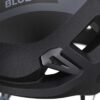 Stirnlampen Befestigungsklipps eines schwarzen Kletterhelms im Detail.