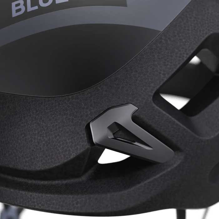 Stirnlampen Befestigungsklipps eines schwarzen Kletterhelms im Detail.