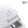 Detail des weissen Blue Ice Blast Kletterhelms mit Logo und Schriftzug.