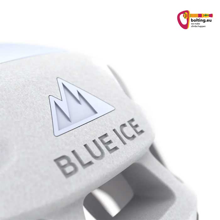 Detail des weissen Blue Ice Blast Kletterhelms mit Logo und Schriftzug.
