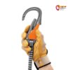 Hand mit Kletterhandschuhen hält einen Eashook Klettersteigkarabiner ein.