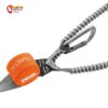 Detail eines Petzl Scorpio Eashook Klettersteigset mit orangem Bandfalldämpfer und Rastschlinge mit silbernen Karabiner.