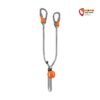 Ein Petzl Scorpio Eashook Klettersteigset vertikal aufgelegt vor weißem Hintergrund.