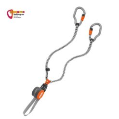 Ein Petzl Scorpio Vertigo SW Klettersteigset schräg aufgelegt vor weißem Hintergrund.