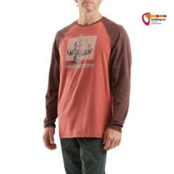 Modell mit paprika färbigem E9 Long Coffe Long Sleeve von vorne.