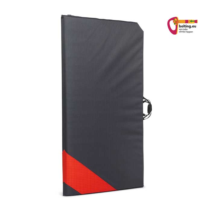 Grau rote Black Diamond Gapstopper Bouldermatte zusammengefaltet von der Seite.