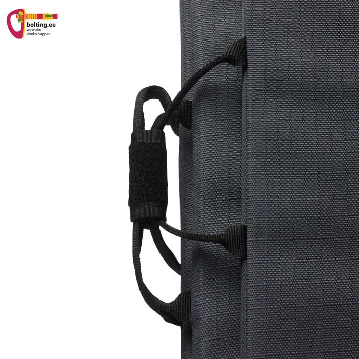 Tragschlaufen einer Black Diamond Bouldermatte.