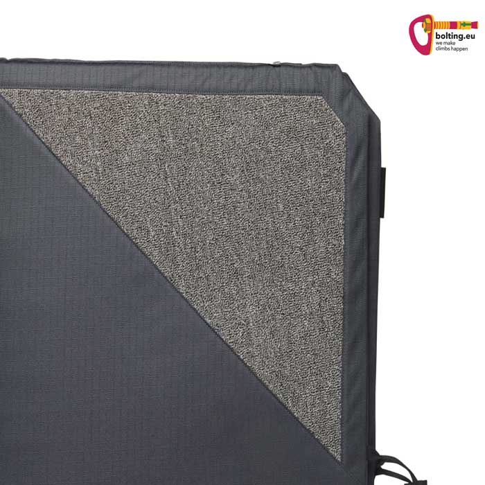 Graues Teppich Eck der Black Diamond Gapstopper Bouldermatte.