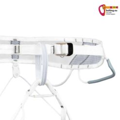Hüftband mit Materialschlaufe des Chaucas Pro Klettergurtes für Alpinisten auf weißem Grund.