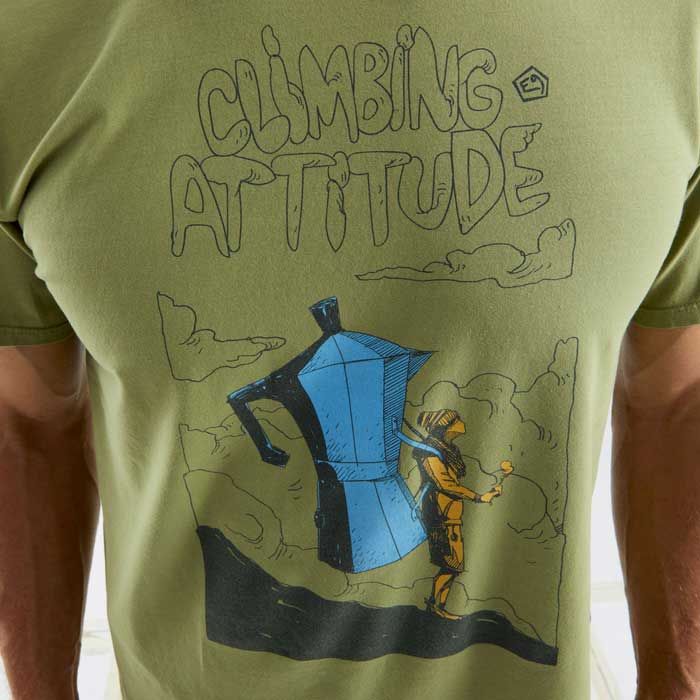 Aufdruck auf einem E9 Bouldershirt mit Kletterer der eine Caffeekanne am Rücken trägt.