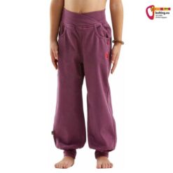 Kindermodell mit einer lilanen E9 B Olivia Mädchen Kletterhose von vorne.