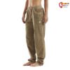 Modell mit hellbrauner E9 Bia VS Kletterhose von der Seite.