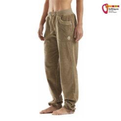 Modell mit hellbrauner E9 Bia VS Kletterhose von der Seite.
