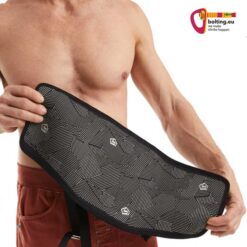 Modell mit freiem Oberkörper hält ein Kletter Kneepad in den Händen.