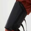 Ein E9 Big Nib Kneepad auf einer roten Kletterhose.