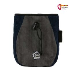 Ein E9 Drop VS Chalkbag mit grau-blauem Stoff vor weißem Hintergrund.
