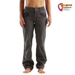 Modell mitgrauer E9 Onda Slim 2 Boulderhose von vorne.