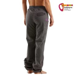 Modell mitgrauer E9 Onda Slim 2 Boulderhose von der Rückseite.