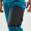 Ein E9 Small Nib Kneepad auf einer blauen Kletterhose.