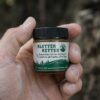 Eine HAnd hält ein Gläschen mit Kletterretter repair Balm mit Schriftzug.