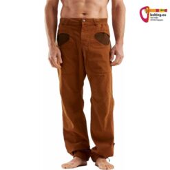 Modell mit brauner E9 Rondo Slim Kletterhose von der Vorderseite.